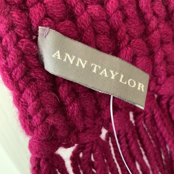 Ann Taylor Magenta 100% Cashmere Crochet Fringe Scarf New With Tag - Picture 6 of 8